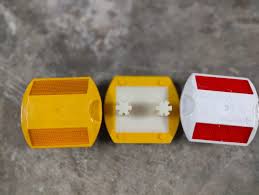 PLASTIC ROAD STUD (LOCAL MAKE) WITH SHANK